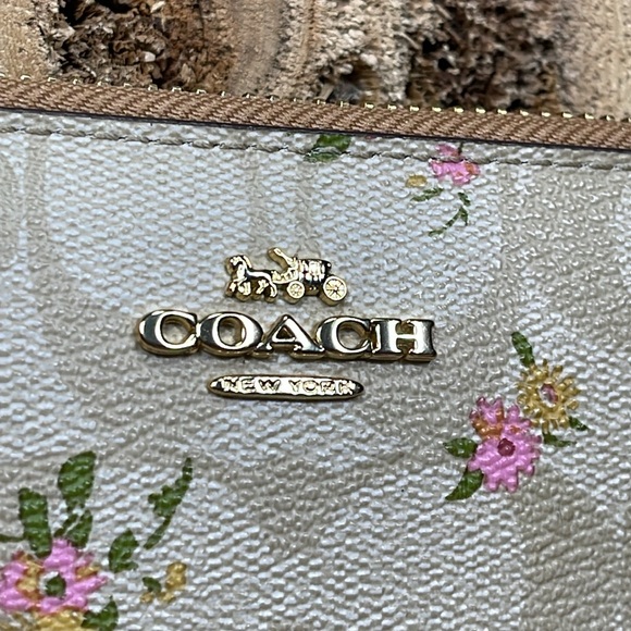 NEW WITH TAGS COACH SIGNATURE WITH DAISY BUNDLE PRINT ACCORDION ZIP WALLET - Picture 3 of 15